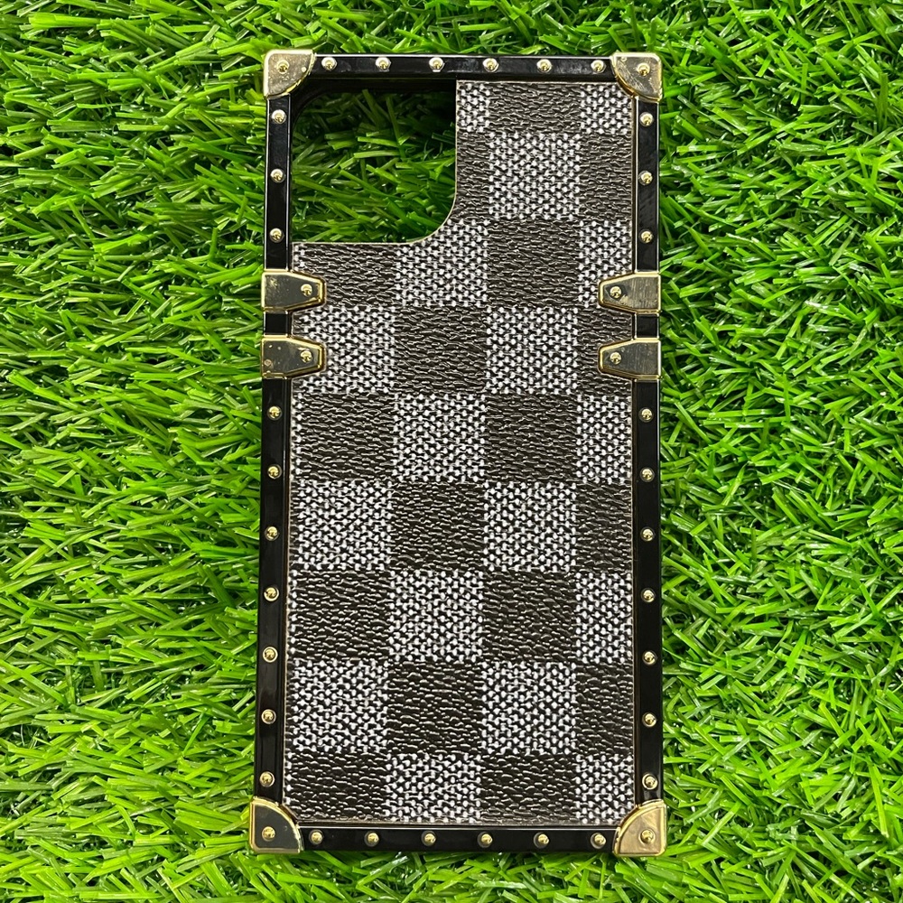 iPhone 13 (6.1) ) Checkered Hybrid Case